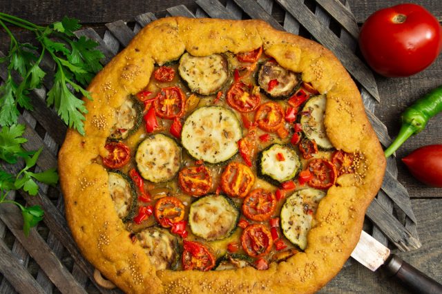 Постный пирог с кабачком, томатами и сладким перцем Постный пирог с кабачком, томатами и сладким перцем