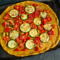 Добавляем нарезанный перец к кабачкам и помидорам. Добавляем нарезанный перец к кабачкам и помидорам.