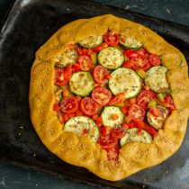 Заворачиваем тесто на начинку, чуть присобираем края. Заворачиваем тесто на начинку, чуть присобираем края.