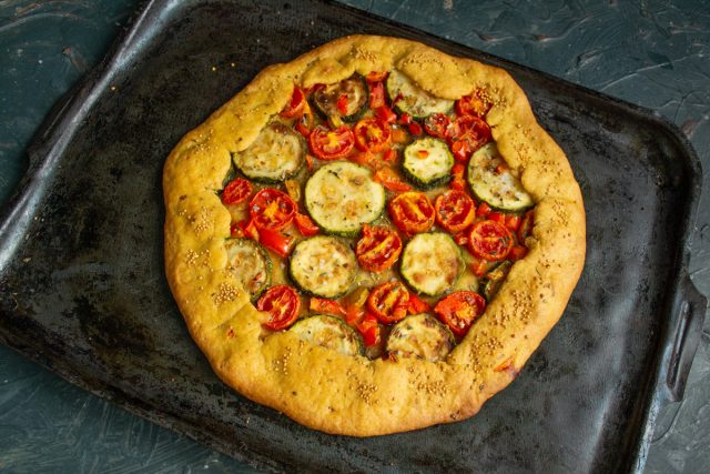 Духовой шкаф разогреваем до 180 градусов по Цельсию. Ставим противень с пирогом на средний уровень разогретой духовке, выпекаем примерно полчаса. Духовой шкаф разогреваем до 180 градусов по Цельсию. Ставим противень с пирогом на средний уровень разогретой духовке, выпекаем примерно полчаса.