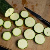Молодой кабачок нарезаем кружочками толщиной чуть меньше сантиметра. Молодой кабачок нарезаем кружочками толщиной чуть меньше сантиметра.