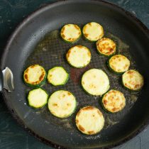 В разогретое масло кладём панированные ломтики кабачков. В разогретое масло кладём панированные ломтики кабачков.