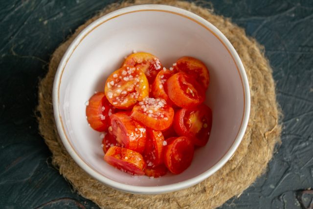 Помидоры нарезаем толстыми кружочками, посыпаем солью, поливаем растительным или оливковым маслом. Помидоры нарезаем толстыми кружочками, посыпаем солью, поливаем растительным или оливковым маслом.