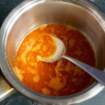 Наливаем в сотейник воды, добавляем томатный кетчуп и растительное масло, насыпаем соль. Наливаем в сотейник воды, добавляем томатный кетчуп и растительное масло, насыпаем соль.