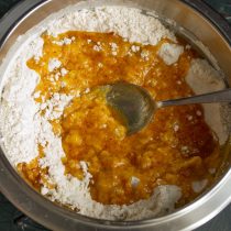 Смешиваем сухие и жидкие ингредиенты. Смешиваем сухие и жидкие ингредиенты.