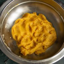 Быстро замешиваем до гладкого состояния. Быстро замешиваем до гладкого состояния.