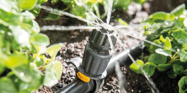 Системы автополива – устройства, которыми садоводы пользуются наиболее активно. Тут изобретатели особенно постарались и создали их множество разновидностей.