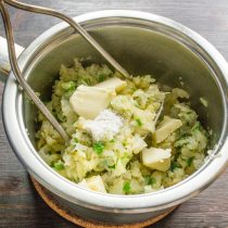 Добавляем сливочное масло, насыпаем соль по своему вкусу.