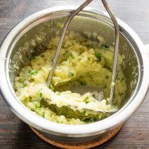 Хорошо перемешиваем овощи с солью и сливочным маслом.