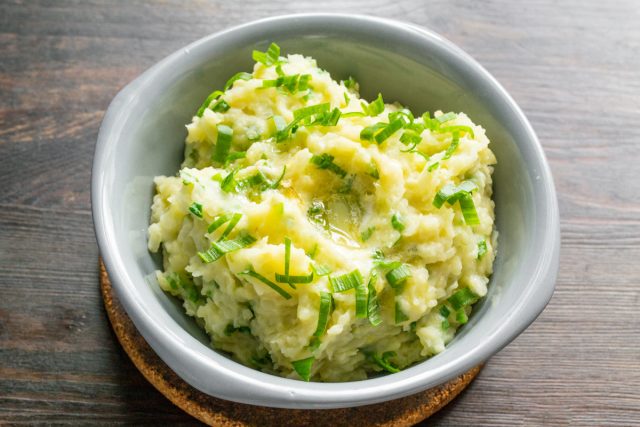 Посыпаем пюре мелко нарезанным зеленым луком и подаем на гарнир к мясным или рыбным блюдам. Приятного аппетита!