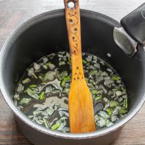 Нарезаем лук мелко.