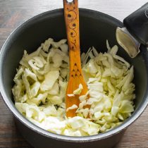 Белокочанную капусту шинкуем тонко.