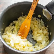 Вливаем сухое белое вино, тушим капусту на среднем огне 15 минут.