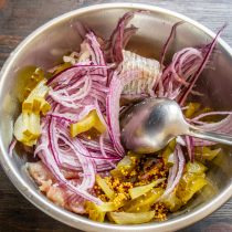 Наливаем столовую ложку белого винного уксуса.