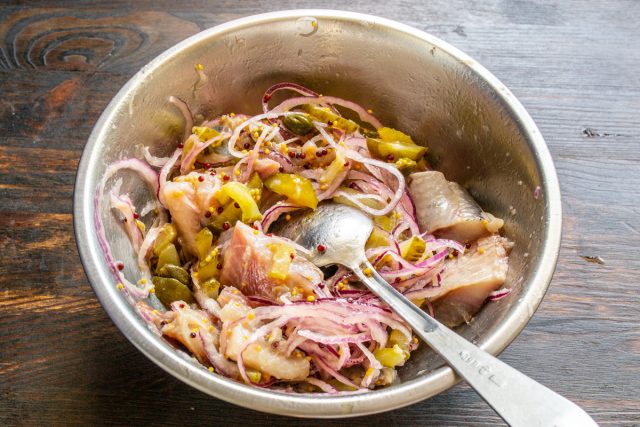 Если любите еду с огоньком, то щепотка красного перца лишней не будет.