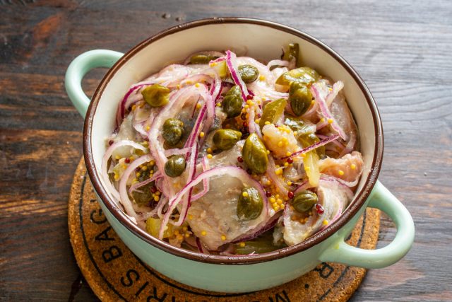 Выкладываем селедку по-французски в салатник, на полчаса-час убираем в холодильник, чтобы сельдь пропиталась маринадом.