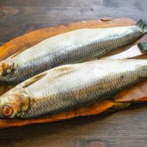 Селедку выбираем упругую, плотную, без пятен ржавчины на коже.