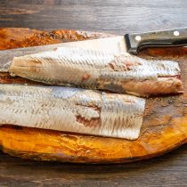 Разделываем сельдь.