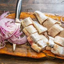 Филе сельди обсушиваем, нарезаем небольшими кусочками или кубиками.