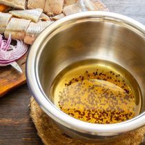 В сотейник насыпаем зерна горчицы, наливаем немного воды, добавляем щепотку соли.