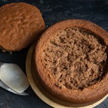 Снимаем с бисквита шапочку-крышку, откладываем в сторону.