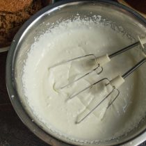 Жирную сметану, загуститель сметаны и сахарную пудру взбиваем несколько минут.