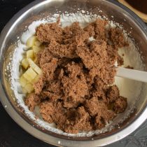 Добавляем в крем примерно половину бисквитных крошек, нарезанных мелко.