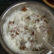 Хорошо перемешиваем начинку, чтобы получилась густая и пышная масса.