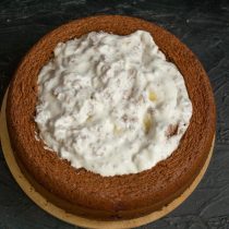 Наполняем бисквитную чашку сметанным кремом с бананом и крошками, прижимаем.