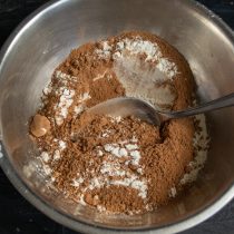 Отмеряем пшеничную муку и несладкий порошок какао, соединяем сухие ингредиенты в глубокой миске.