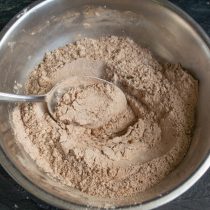 Тщательно перемешиваем муку с какао, просеиваем смесь сквозь мелкое сито.