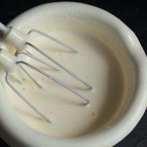 Правильно взбитые яйца с сахаром – густая смесь, похожая на крем.