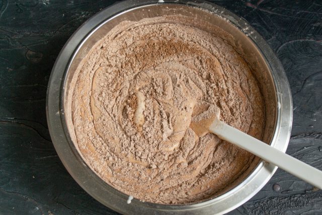 Выливаем взбитую смесь в широкую миску, сверху просеиваем муку с какао небольшими порциями.