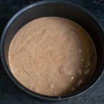 Выливаем тесто и отправляем в духовой шкаф.