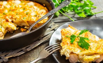 Запеканка из пельменей «Ленивая жена» Запеканка из пельменей «Ленивая жена».