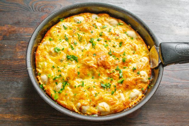 Посыпаем запеканку «Ленивая жена» мелко нарезанным луком или петрушкой и сразу подаем на стол.