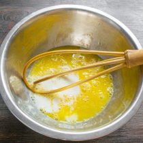 Добавляем майонез и молоко.