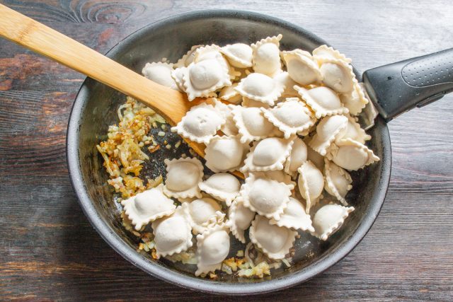 В этом рецепте пельмени с телятиной, они маленькие и очень вкусные. Тесто достаточно тонкое, мясо сочное.