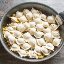 Перемешиваем пельмени с жареным луком.