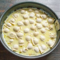 Выливаем в сковороду наш омлет из яиц, майонеза и молока.