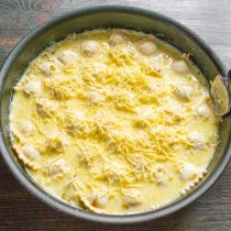 Натираем на мелкой терке твердый сыр.