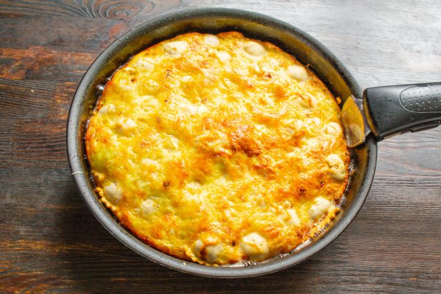 Ставим запеканку в разогретый духовой шкаф на 20 минут. Запекаем до золотистой корочки.