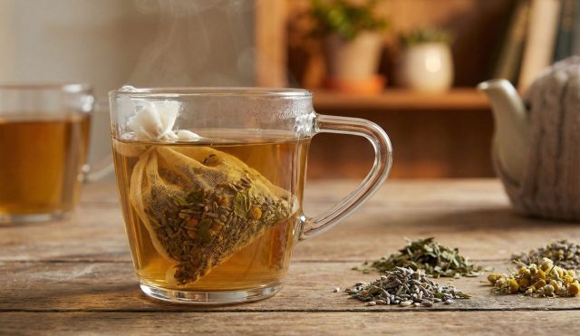 «От напряжения в затылке». Мята, лаванда, мелисса и ромашка расслабляют сосуды, снимают спазмы в голове и плечах, успокаивают нервную систему и создают лёгкость и мягкость для работы или отдыха.