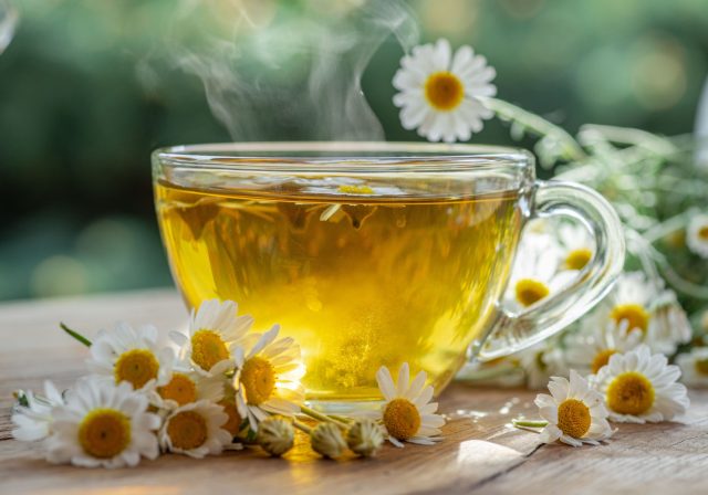 Заваривайте травы 5 минут для лёгкого дневного настроения, 15–20 минут — глубокий эффект, а настой в термосе на несколько часов станет насыщенным, интенсивным и немного горьковатым.