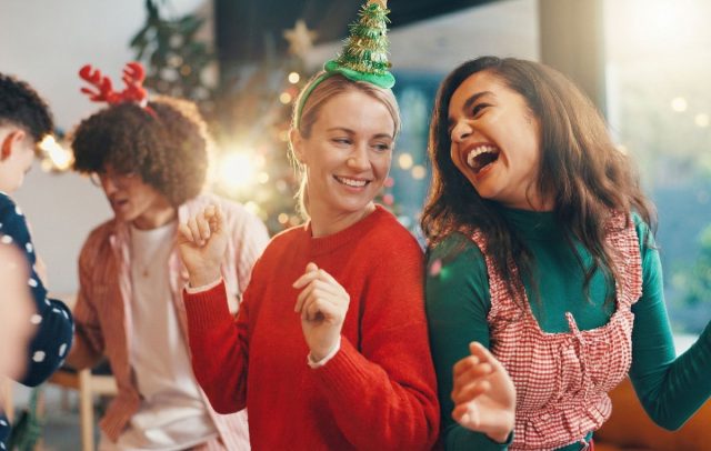 Музыку делим на три блока: спокойный фон до 23:30, энергичный танцевальный пик до 00:30 и расслабленное «после» для оставшихся. Так праздник будет динамичным, а настроение под контролем. Музыку делим на три блока: спокойный фон до 23:30, энергичный танцевальный пик до 00:30 и расслабленное «после» для оставшихся. Так праздник будет динамичным, а настроение под контролем.