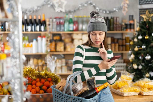 Сохраните в телефоне или распечатайте список: кто что не ест, какие продукты допустимо использовать в блюдах, у кого аллергия, кто веган. В суете это легко забыть. Сохраните в телефоне или распечатайте список: кто что не ест, какие продукты допустимо использовать в блюдах, у кого аллергия, кто веган. В суете это легко забыть.