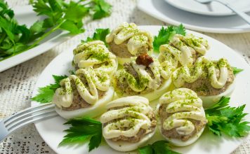 Фаршированные яйца с грибами и брынзой