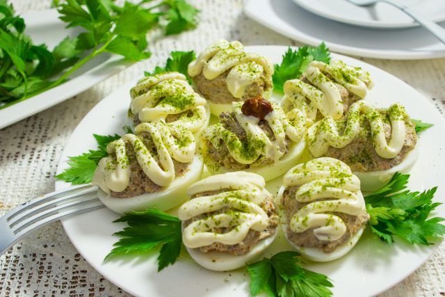 Фаршированные яйца с грибами и брынзой