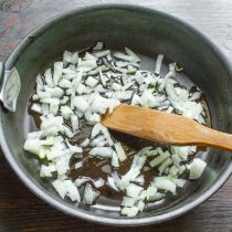 В разогретое масло бросаем нарезанный лук.