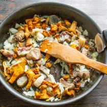 К обжаренному луку добавляем оттаявшие вареные грибы, нарезанные мелко.